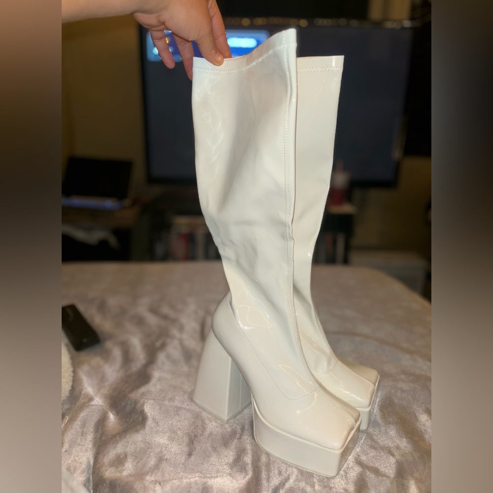 Dollskill platforms